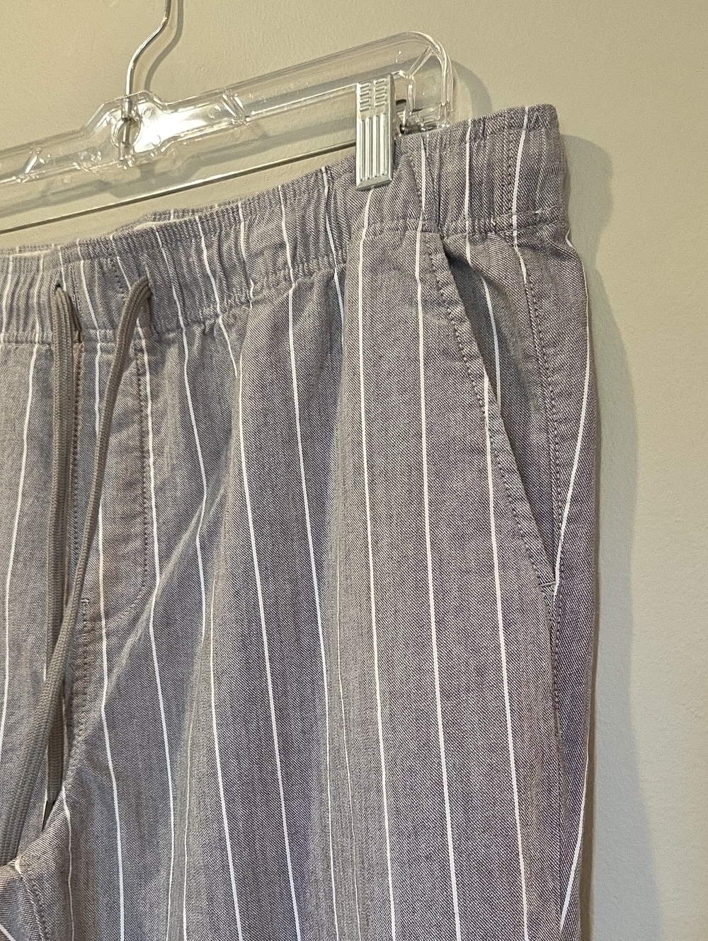 EXPRESS Men's Gray Pinstriped Casual Pants - Picture 2 of 5